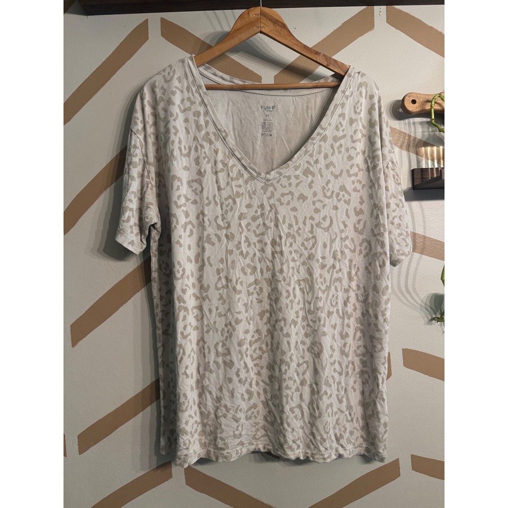 Kyte Baby T-Shirt Women Medium Grey Cheetah Print Bamboo V-Neck Short Sleeve Tee